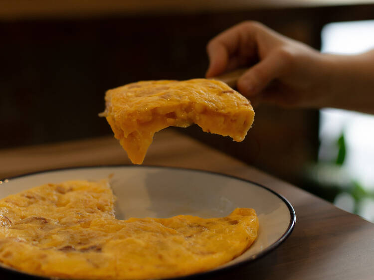 La tortilla de la Patri: el plato estrella de esta taberna que no podéis perderos