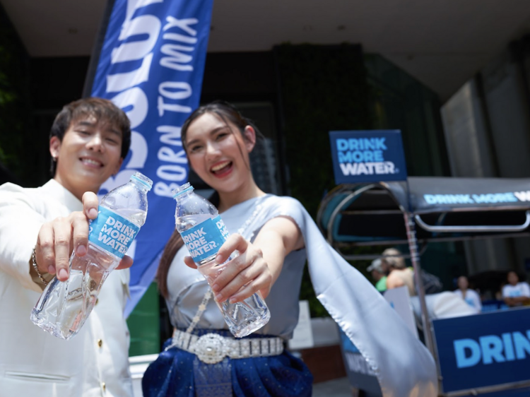 เติมความสดชื่นระหว่างเล่นน้ำสงกรานต์ไปกับรถเข็น Drink More Water เติมน้ำมั้ย